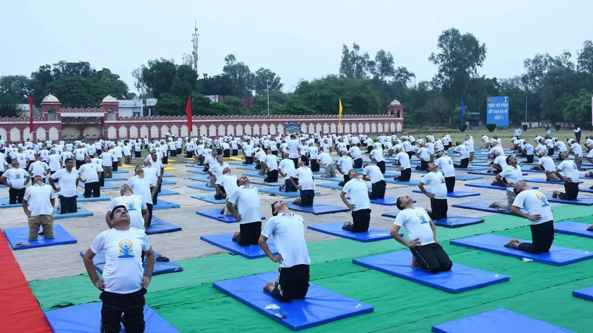 BSF Jawans Perform Yoga At Indo-Pak Border On International Yoga Day Celebrations | Watch International Yoga Day was celebrated across BSF Jammu.
