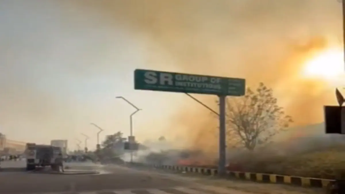 IPL 2025: Fire Breaks Out Outside Ekana Cricket Stadium Just Before Lucknow Super Giants Vs Mumbai Indians Match | WATCH