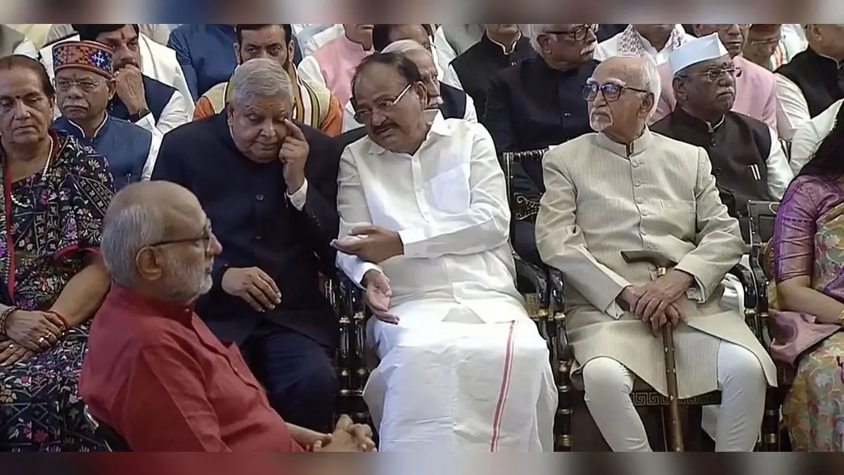 Jagdeep Dhankhar in conversation with former Vice President Venkaiah Naidu during the oath-taking ceremony of CP Radhakrishnan. Former Vice President Hamid Ansari is also seen.