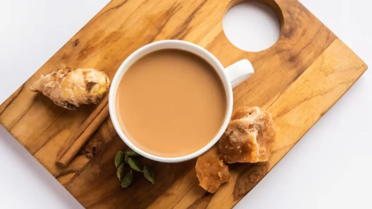 Jaggery Tea Recipe: सर्दियों में गुड़ की चाय बनाते ही क्यों हो जाती है खराब? इन आसान तरीके से बनाएं क्रीमी और टेस्टी चाय Jaggery Tea Recipe
