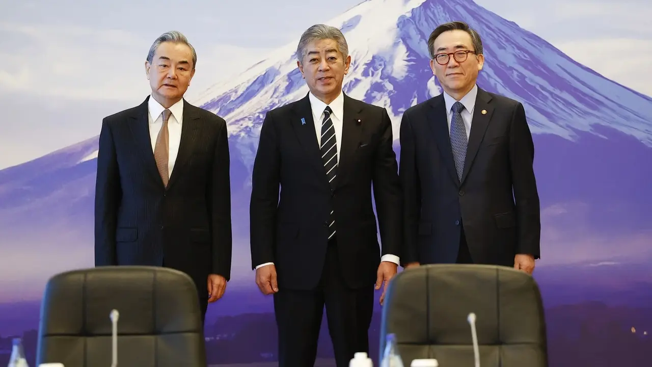 Japan, China and South Korea Discuss Trilateral Cooperation Japan, China and South Korea discuss trilateral cooperation