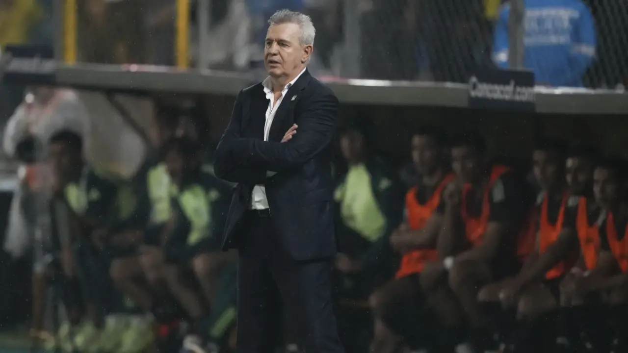 Mexican Head Coach Aguirre Sustains HEAD INJURY After Fans Chucks Object At His Head Javier Aguirre