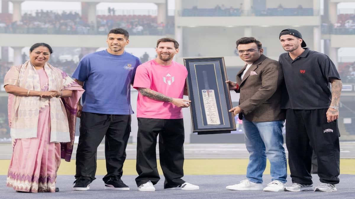 Jay Shah gifts a bat to Lionel Messi
