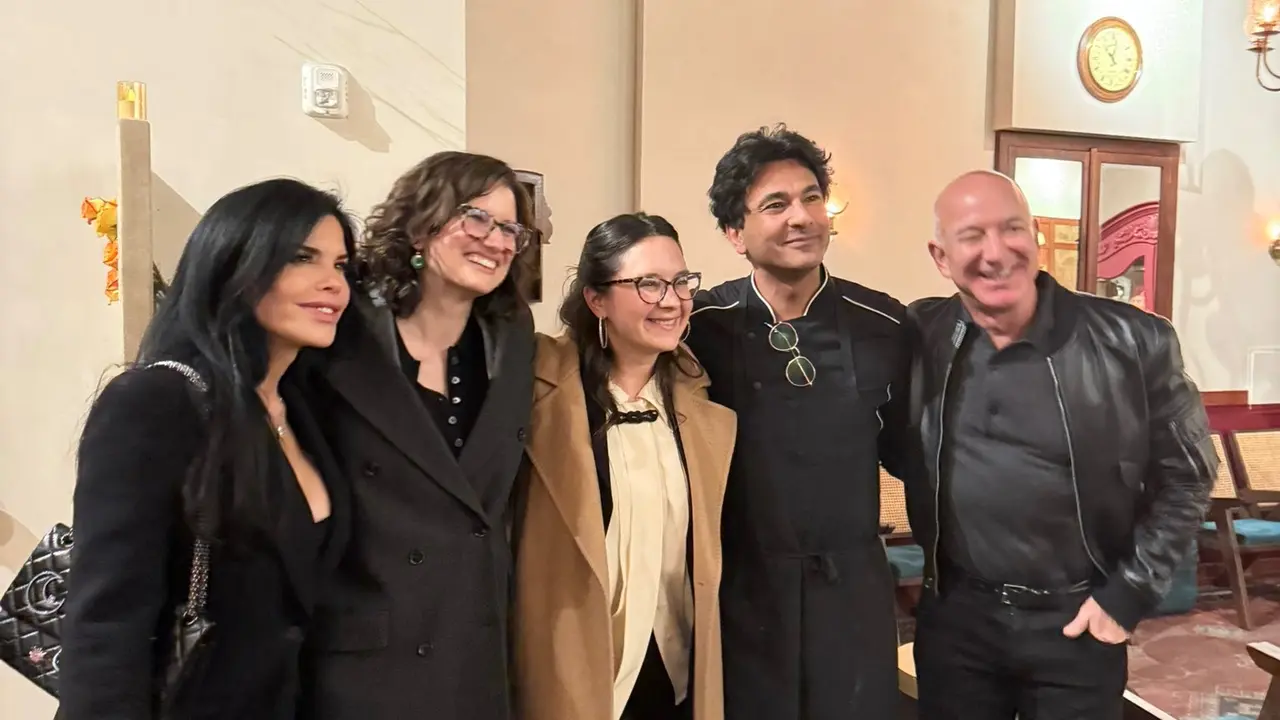 Jeff Bezos’ Visit To Vikas Khanna’s Bungalow Felt Like A ‘Pilgrimage’ Jeff Bezos’ Visits Vikas Khanna’s Bungalow