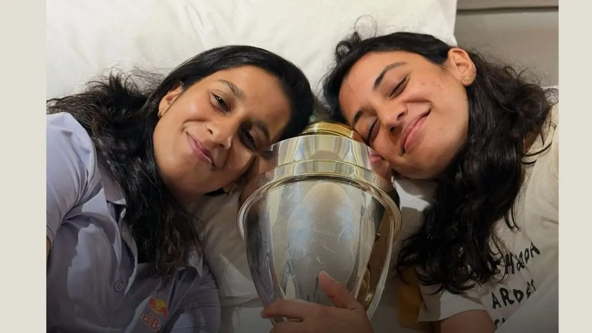 जश्न का माहौल.. ICC Women Cricket World Cup ट्रॉफी को साथ लेकर सोई थीं जेमिमा रोड्रिग्स और स्मृति मंधाना, शेयर की फोटो jemimah rodrigues shared photo of herself sleeping with world cup trophy with smriti mandhana