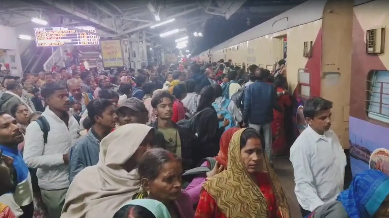 Jhansi Railway Station crowd