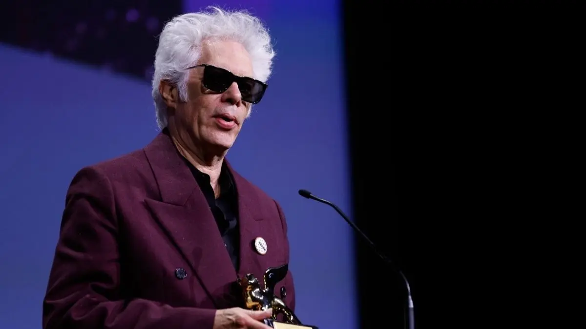 Jim Jarmusch with his award at Venice Film Festival 2025