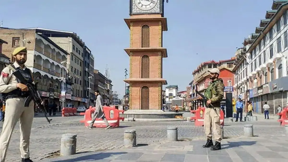 J&K Police Enforce Tourist Safety: Unregistered Service Providers Face Action in Sonamarg J&K Police Enforce Tourist Safety: Unregistered Service Providers Face Action in Sonamarg