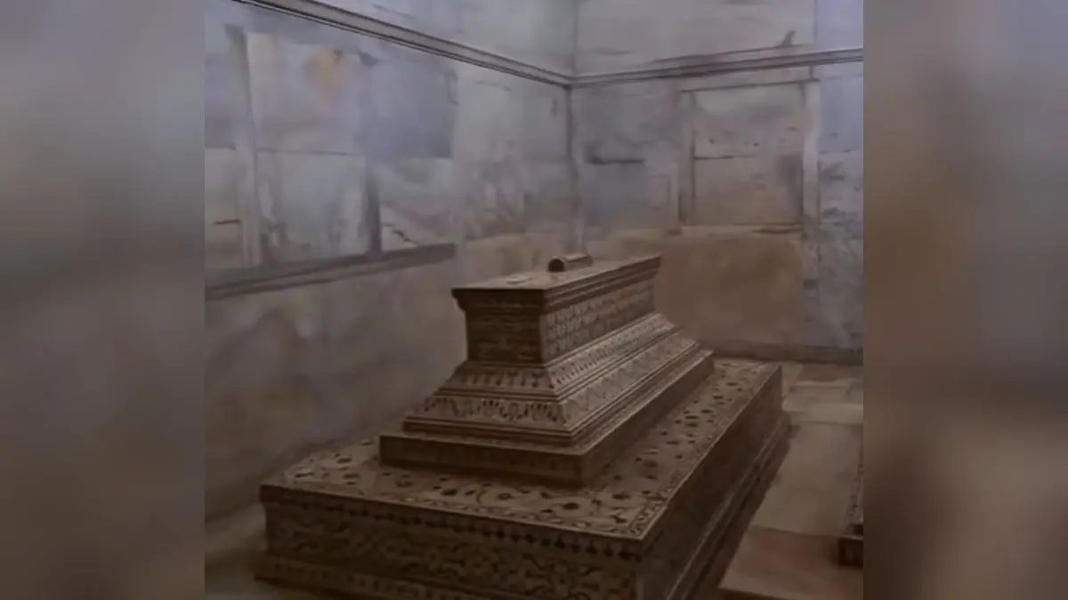 'Jo Wada Kiya...’: Video Shows Man Entering Restricted Shah Jahan-Mumtaz Grave Inside Taj Mahal 'Jo Wada Kiya...’: Video Shows Man Entering Restricted Shah Jahan-Mumtaz Grave Inside Taj Mahal