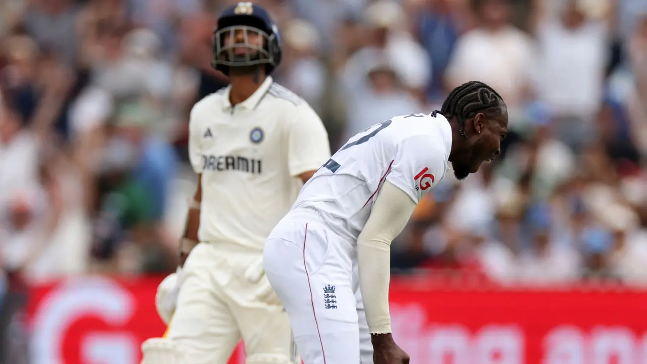 Jofra Archer celebrates the dismissal of Washington Sundar.
