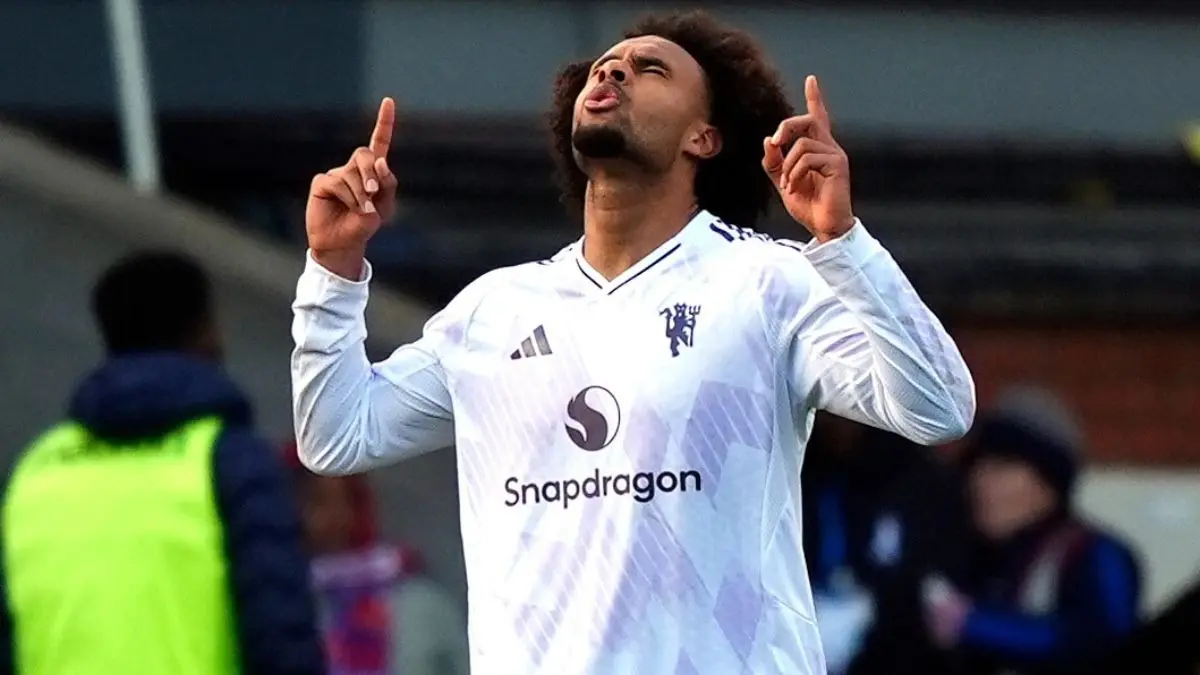 Joshua Zirkzee celebrates scoring