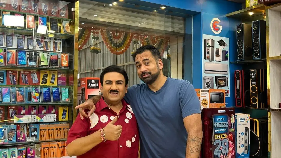 How I Met Your Mother Actor Kal Penn Visits TMKOC Set, Meets Dilip Joshi, Asit Modi And Team | PHOTO Kal Penn with Dilip Joshi.