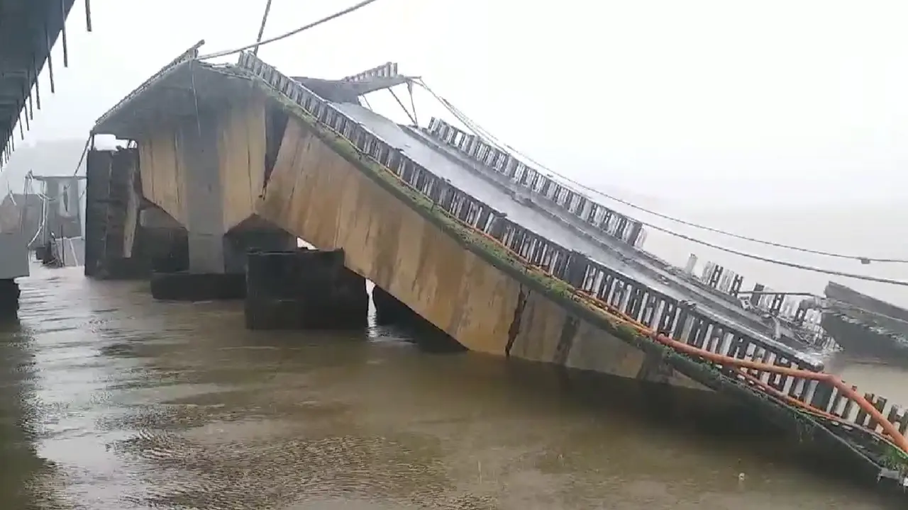 Kali river bridge collapses