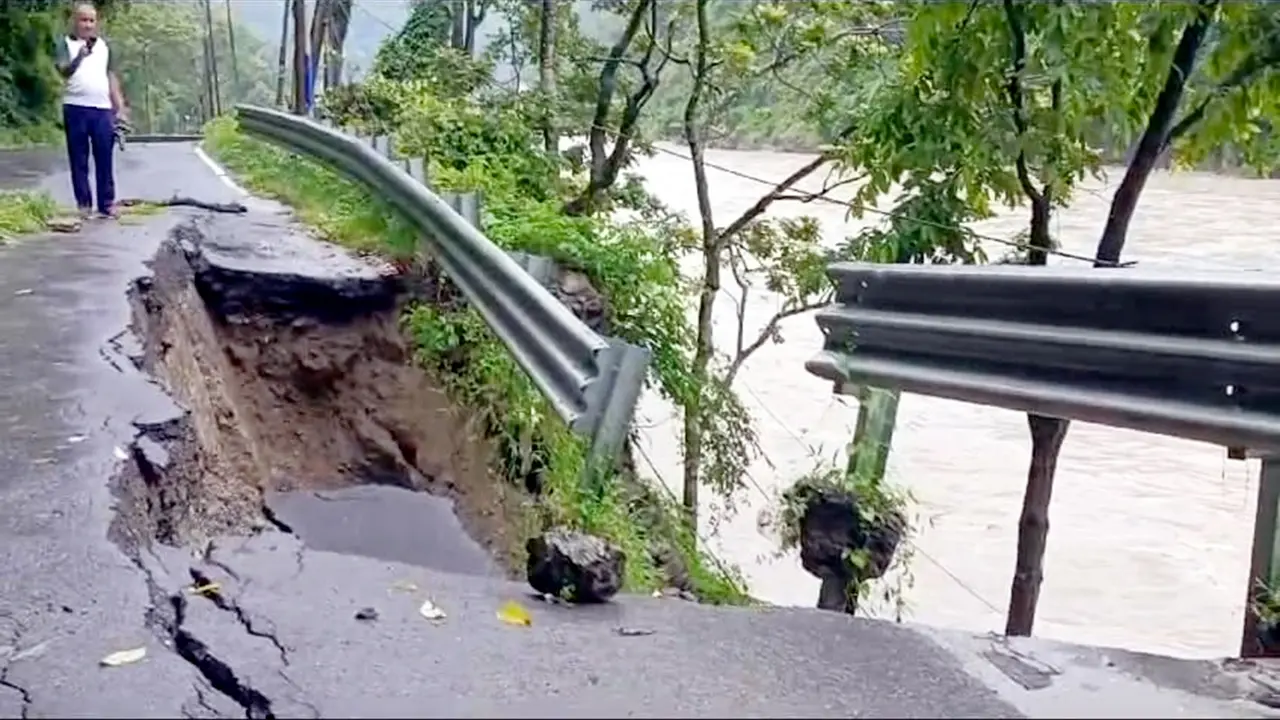 Heavy Rain Triggers Cave-In on National Highway 10 in Bengal's Kalimpong Kalimpong NH 10 highway