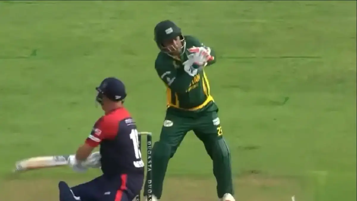 Kamran Akmal misses stumping