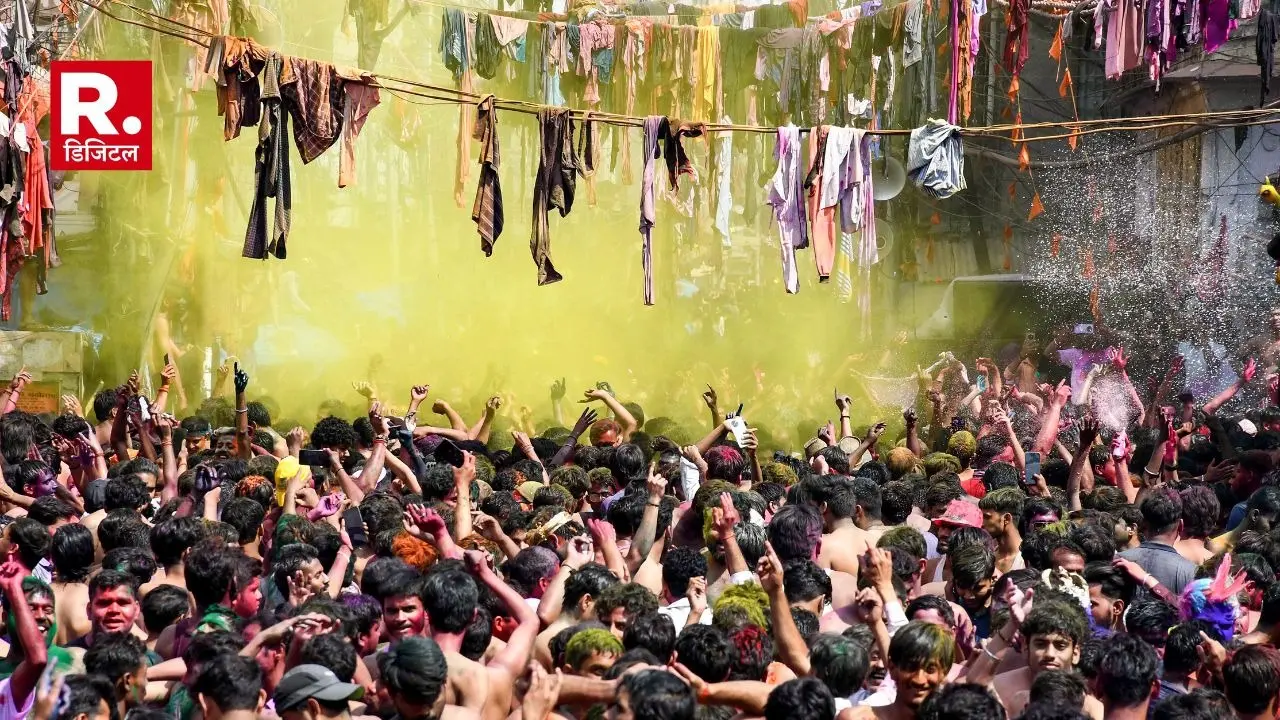 Kapdafaad Holi in Prayagraj