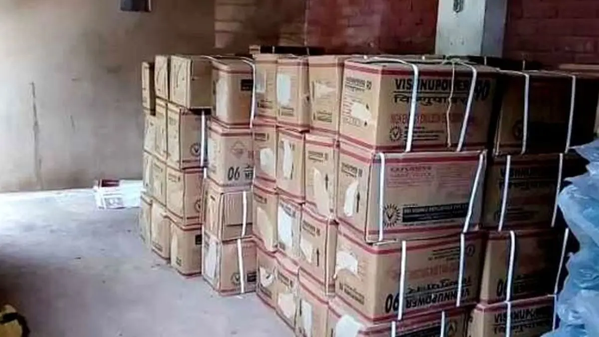 BREAKING: केरल के पलक्कड़ से भारी मात्रा में विस्फोट बरामद, वैन में तरबूजों के ढेर के नीचे 100 से ज्यादा डिब्बों में रखे हुए थे डेटोनेटर केरल में वैन से विस्फोटक भरे 100 से ज्यादा बॉक्स मिले