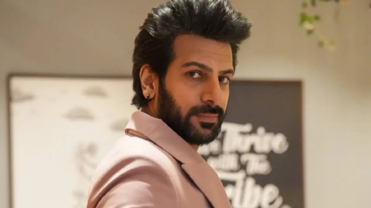 Karan Veer Mehra Gift To Maintenance Worker