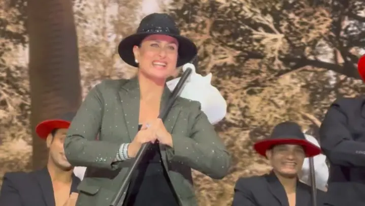 IIFA 2025: Kareena Dances To Mera Joota Hai Japani, Pyar Hua Ikraar Hua To Honour Grandfather Raj Kapoor's Legacy | WATCH Kareena Kapoor performing at Raj Kapoor's songs at IIFA 2025