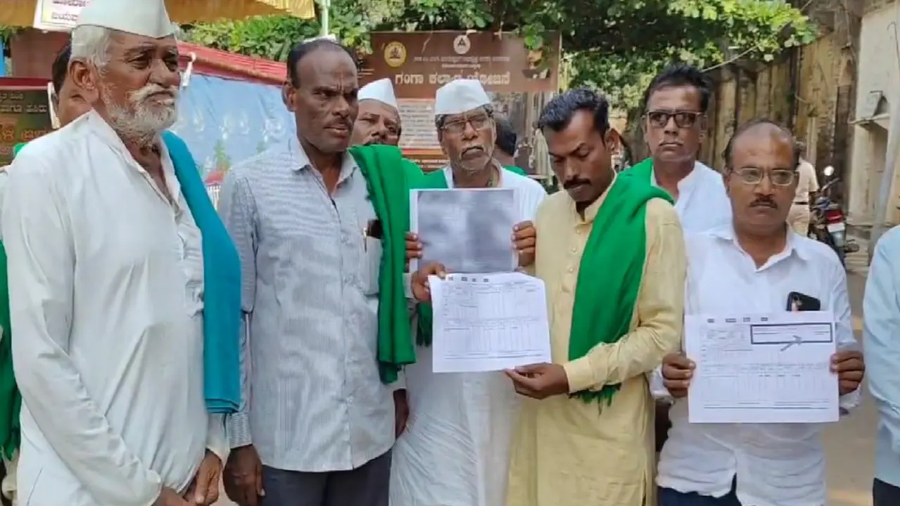 WAQF Land Row: DK Shivakumar Admits Notice Error as Karnataka Farmers Observe 'Black Diwali' Karnataka farmers protest