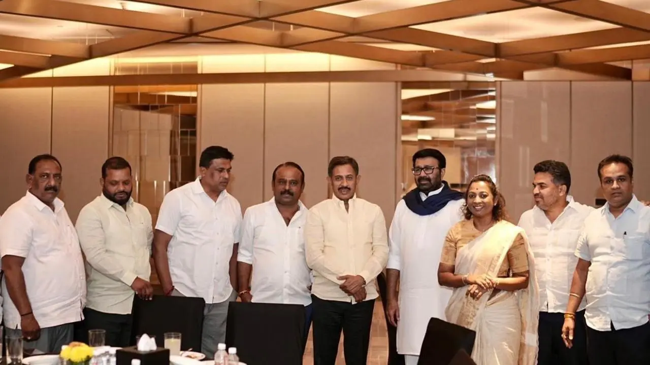Karnataka Power Tussle: 48 MLAs Backing DK Shivakumar Huddle Up In A Private Hotel In Bengaluru Karnataka Power Tussle: 48 MLAs Backing DK Shivakumar Huddle Up In A Private Hotel In Bengaluru