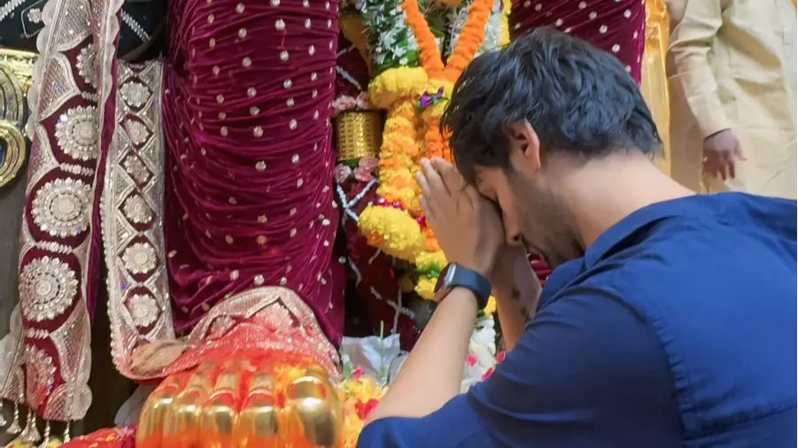 Kartik Aaryan Seeks Blessings At Lalbaugcha Raja On Ganesh Chaturthi ...