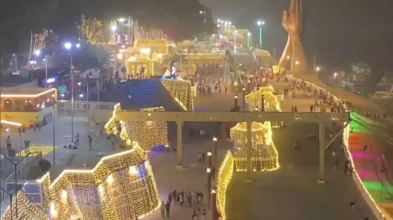 वाराणसी: कार्तिक पूर्णिमा पर गंगा स्नान के लिए उमड़ा जनसैलाब,रंग-बिरंगी रोशनी से सजे काशी के घाट Kartik Purnima 2024