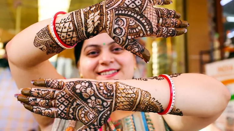 Karva Chauth Mehndi : त्योहार से पहले चहका बाजार, करवा चौथ की मेहंदी लगवाने के लिए बाजारों में लगी सुहागिनों की लाइन karwa Chauth 2025 markets are full of peoples during festival specially women for beautiful mehndi