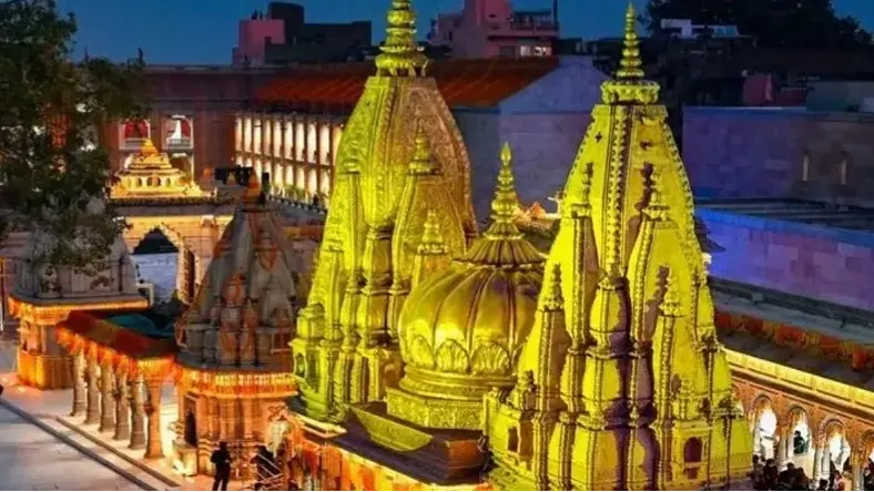 महाशिवरात्रि पर बाबा काशी विश्वनाथ के दरबार पहुंचे अखाड़ों के संत, किया जलाभिषेक Kashi Vishwanath VIP entry