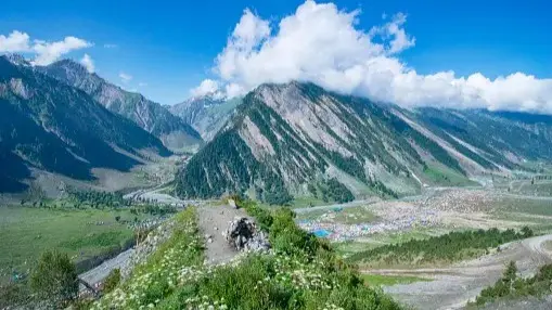Kashmir continues to captivate tourists with a modern twist.