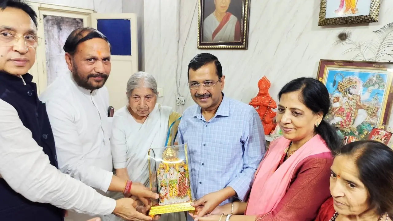 Kejriwal's Punjab Gambit: AAP Supremo's Surprise Meeting With BJP's Laxmi Kanta Chawla In Amritsar Prompts Speculations