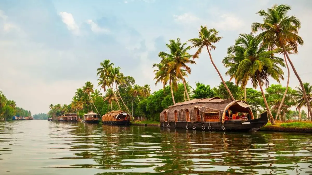 IRCTC का धमाकेदार केरल टूर पैकेज... 7 दिन तक लग्जरी स्टे, मील्स, फ्लाइट सब फ्री; सिर्फ इतने रुपये में पूरे परिवार के साथ मस्ती Kerala name change Keralam