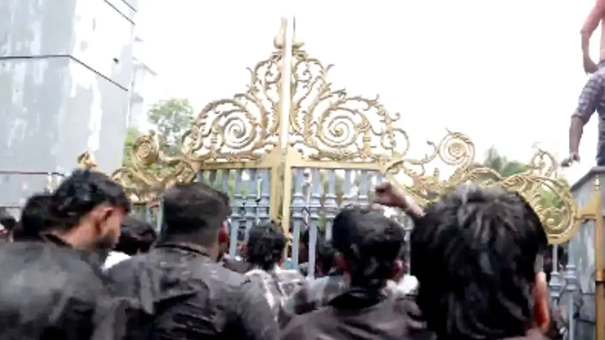 Kerala University: SFI Protestors Clash With Police, Enter Campus Over Youth Festival Funds Kerala University: SFI Protestors Clash With Police, Enter Campus Over Youth Festival Funds, Storm Into Campus