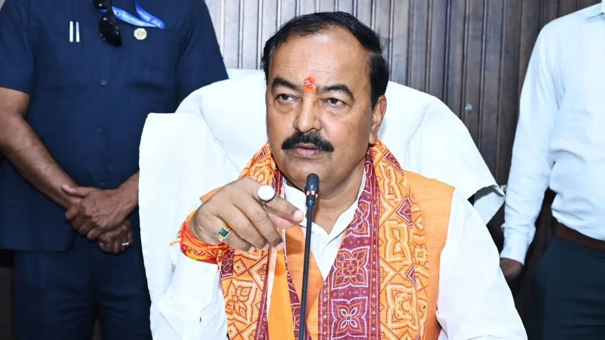 उड़ान भरते ही हेलीकॉप्टर में भरा धुआं और फिर... बाल-बाल बचे यूपी के डिप्टी CM केशव प्रसाद मौर्य, लखनऊ एयरपोर्ट पर विमान की इमरजेंसी लैंडिंग Keshav Prasad Maurya