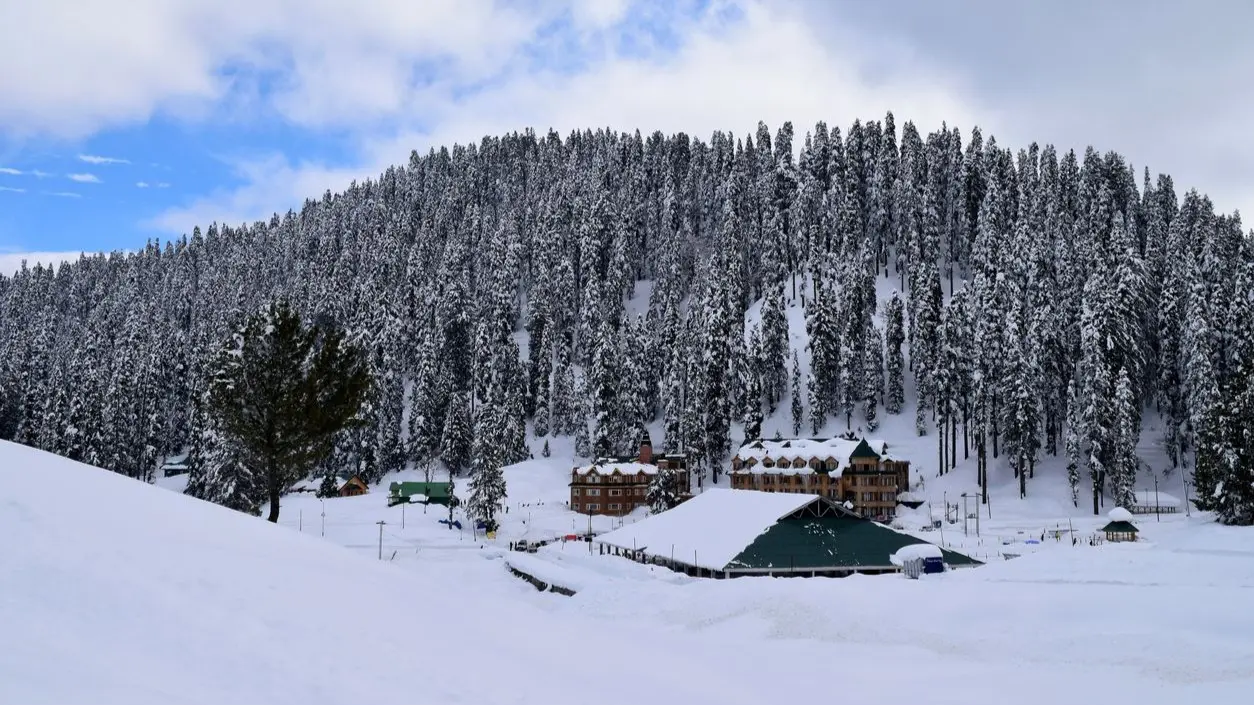 Jammu Kashmir: साल 2021-24 के दौरान आए पर्यटकों में 13 प्रतिशत कश्मीर आए Key roadblock updates and temperatures for tourists planning to visit Kashmir.