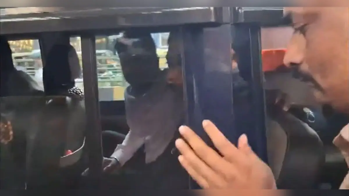 ‘Khali Trunk Govt’: BJP MP Tejasvi Surya Detained In Bengaluru For Protesting Against Metro Fare Hike ‘Khali Trunk Govt’: BJP MP Tejasvi Surya Detained In Bengaluru For Protesting Against Metro Fare Hike