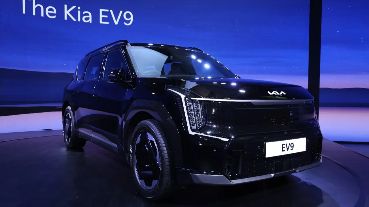 Kia EV9 launched at Rs 1.3 crore in India, offers a range of 561 km Kia EV9 launched in India