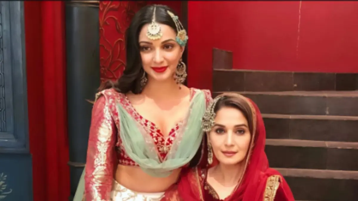 Kiara Advani And Madhuri Dixit's Unseen Photo From Kalank Behind-the-Scenes Goes Viral Kiara Advani and Madhuri Dixit on the set of Kalank