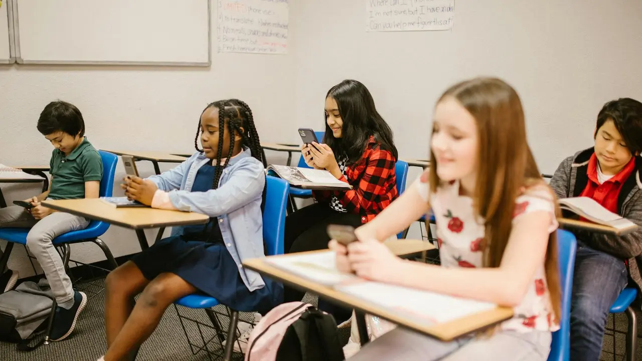 California Becomes Latest State to Restrict Student Smartphone Use at School Kids using smartphones