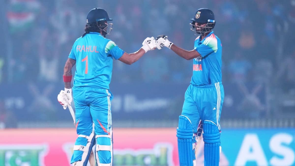 KL Rahul and Washington Sundar during IND vs NZ 1st ODI