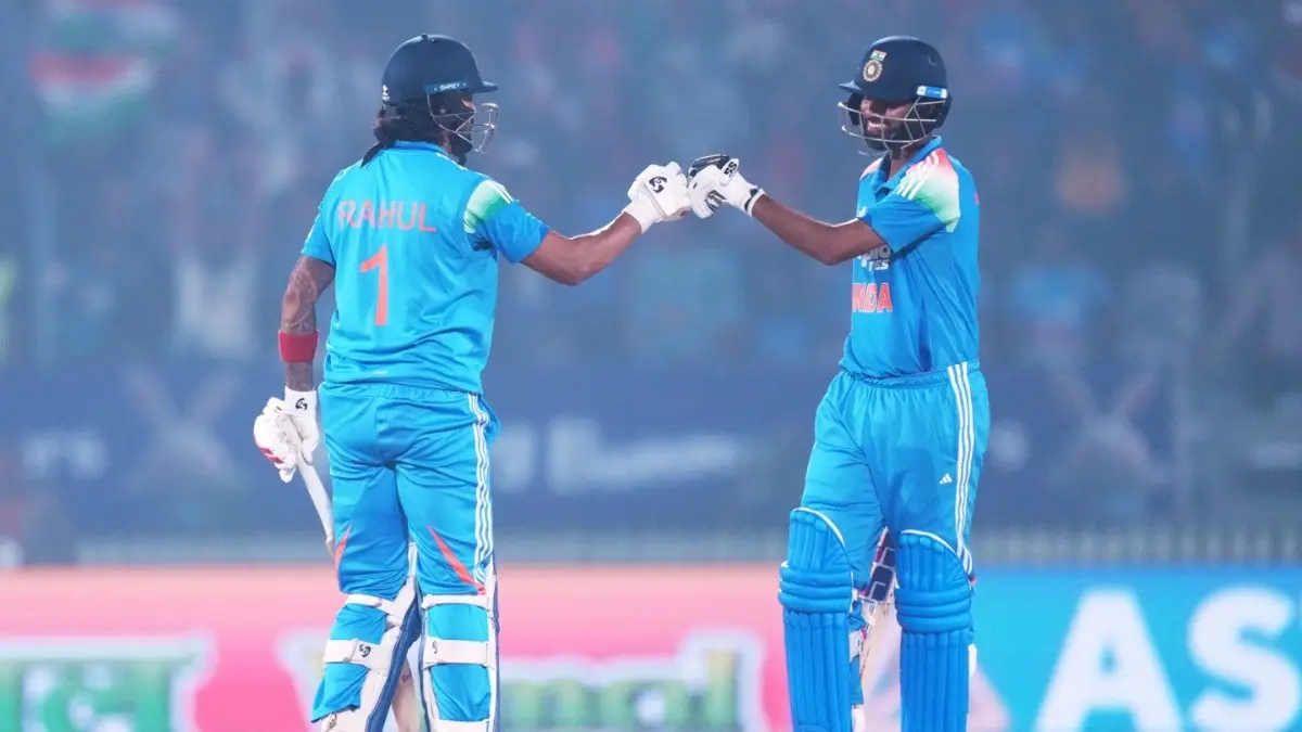 KL Rahul and Washington Sundar during IND vs NZ 1st ODI