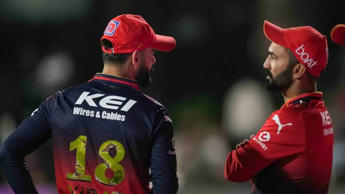 'Angry' Virat Kohli Loses Cool on Rajat Patidar? Ex-RCB Captain's Animated Chat With Karthik During RCB-DC IPL 2025 | WATCH Kohli chats with DK