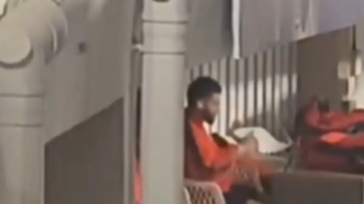 Virat Kohli Sneakily Video Calls Anushka Sharma During Break Ahead of IPL 2025 Opener Between KKR-RCB at Eden Gardens | WATCH Kohli VC's Anushka