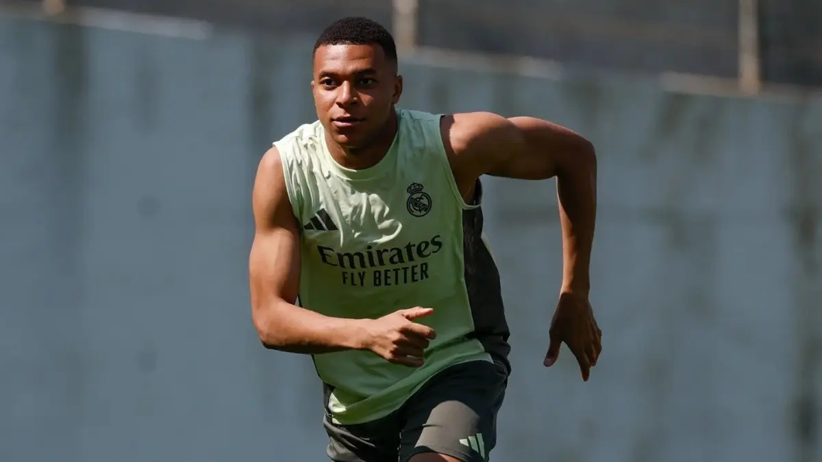 Big Blow For Real Madrid Amid FIFA Club World Cup! Kylian Mbappe Hospitalized With Acute Gastroenteritis Kylian Mbappe during practice with Real Madrid