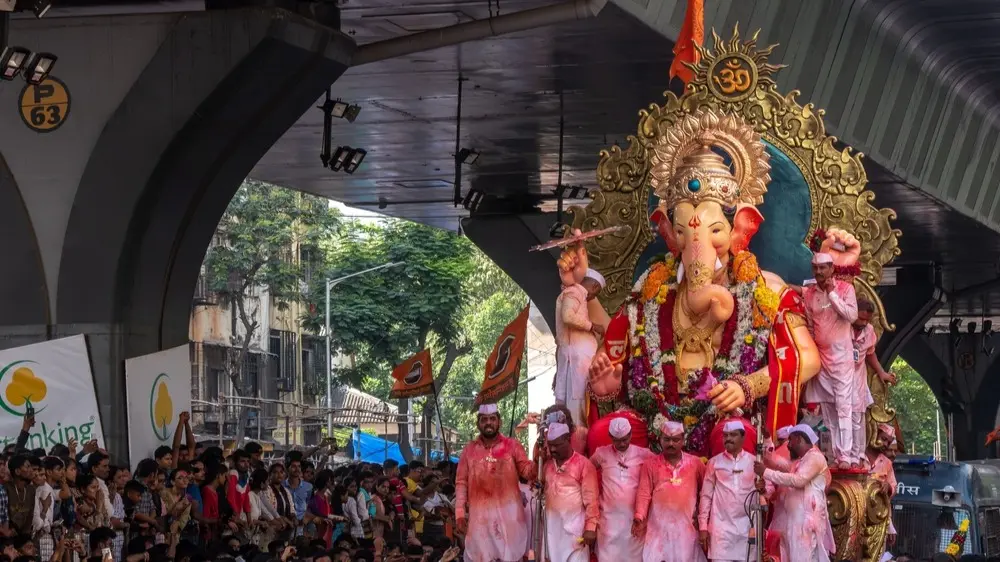 Lalbaugcha Raja Visarjan 2024: Devotees Chant 'Morya Re' At Idol Immersion On Anant Chaturdashi Lalbaugcha Raja Visarjan 2024