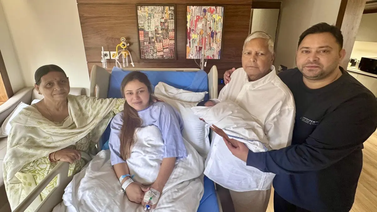 तेजस्वी यादव के पुत्र का हुआ नामकरण लालू-राबड़ी ने रखा 'इराज' नाम, जानिए क्या है 'IRAJ' का मतलब? lalu-yadav-with-grandson