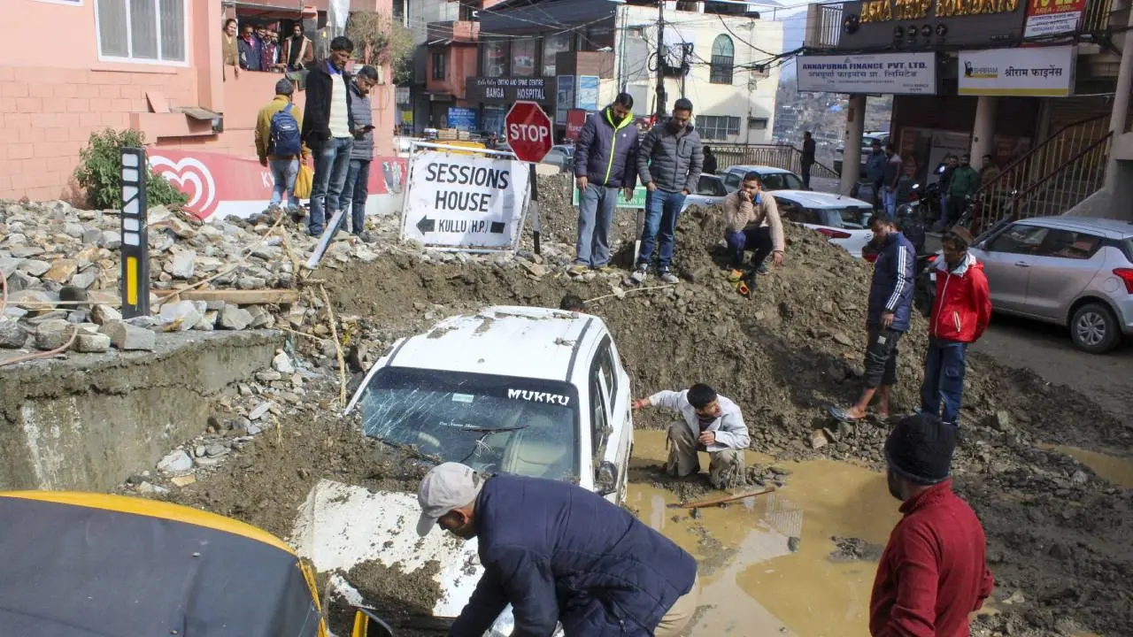 Landslides at many places due to heavy rain and snowfall in Himachal