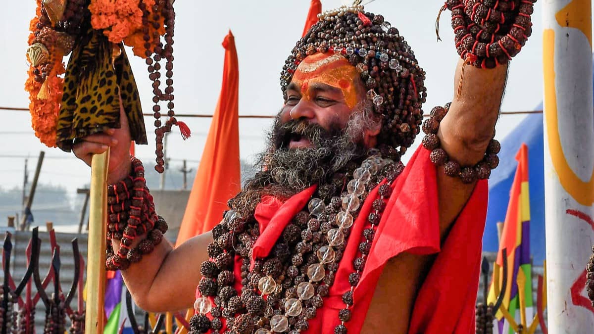 Large Number of Devotees Gather at Sangam for Mauni Amavasya Holy Dip