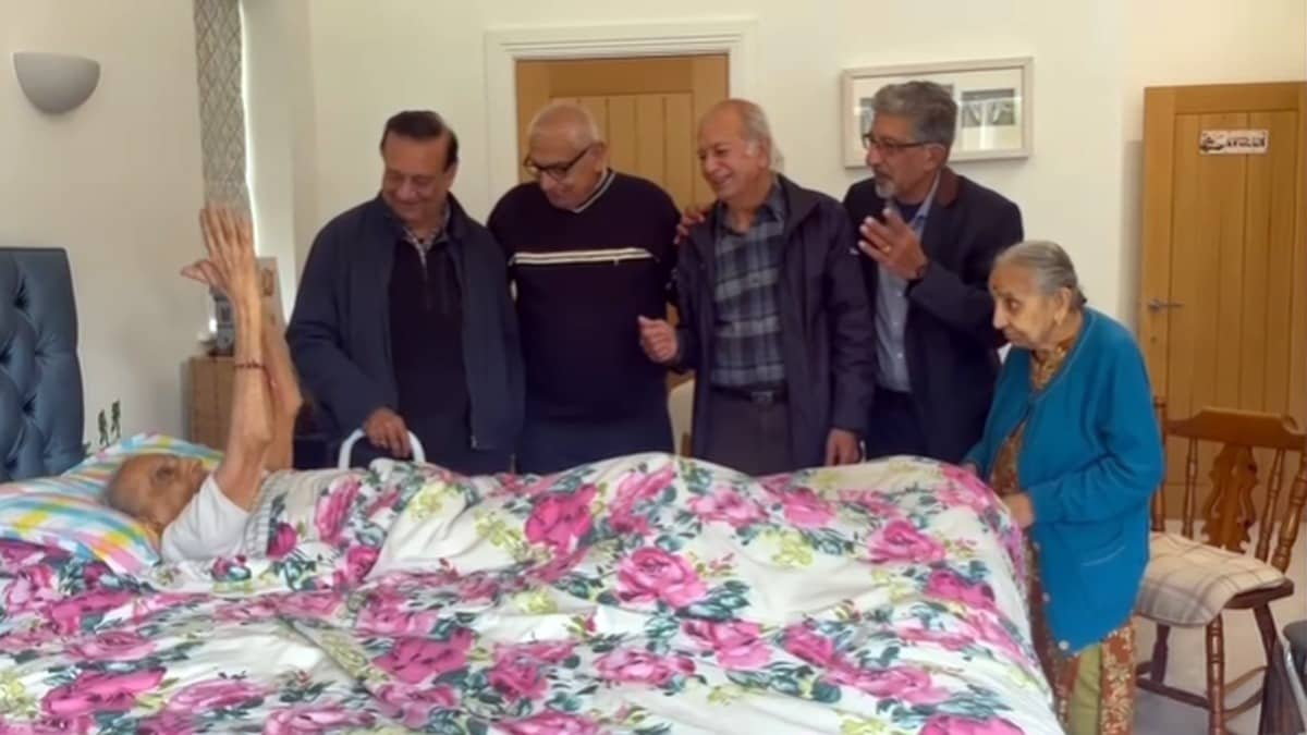 Last Goodbye: Friends Sing ‘Tere Jaisa Yaar Kahan’ Beside 91‑Year‑Old in His Final Moments, Video Goes Viral