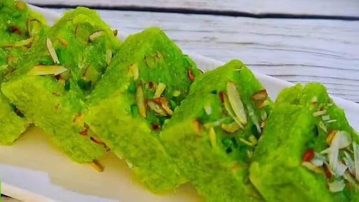 Lauki ki Barfi Recipe: मावे वाली मिठाइयों से हटकर घर पर ही बनाएं कुछ खास, आसान स्टेप्स में बनाएं लौकी की बर्फी Lauki ki Barfi Recipe